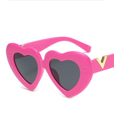 China Fashion Sunglasses Love Candy Color Sunglasses PC Frame Women Retro Shading 202 Peach Heart V Letter Fashion Sunglasses for sale