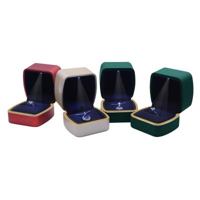 China FORTE New Eco - Friendly Jewelery Packaging Lacquer Led Jewelery Box With Led Light for sale