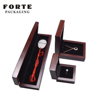 China FORTE Fashionable Noble Clasico Caja De madera Respected Wooden Carved Long Chain Jewelry Boxes Buckle Ring Bracelet Jewelry Box With Logo for sale