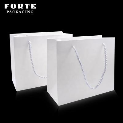 China FORTE Eco-friendly Bolso de mano White custom jewelry package bag in stock paper jewelry bag with logo for sale