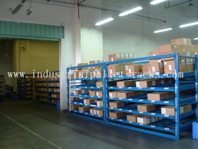 China Vive el sistema de almacenamiento de Warehouse de poca potencia de la rotación del estante del flujo del cartón del tormento que fluye en venta