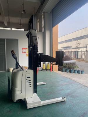 China Automatische elektrische accu aangedreven rollen papier plastic film roll lifter gemakkelijk te bedienen papier rol vorkheftrucks Te koop