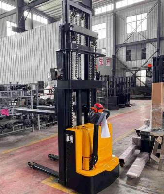 China Volledig elektrische Walkie Stacker lift 4000 mm 4500 mm lading 1,6 ton met nachtlicht en hoorn Te koop