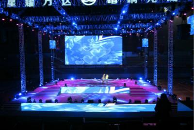 China Multi Funktions- Innen-Schirm P4 LED, LED-Stadiums-Hintergrund-Hoch erneuern 3840 Hz zu verkaufen