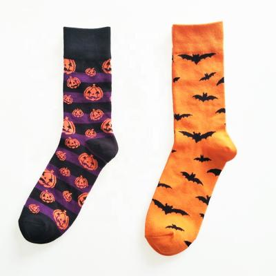 China KANGYI Sustainable Cotton Knitted Mens Orange And Black Bat Pumpkin Halloween Design Pattern Tube Crew Socks for sale