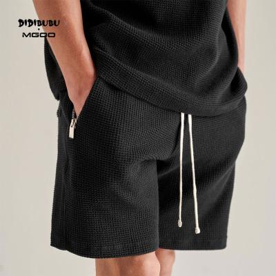 China DIDIBUBU Anti-Wrinkle Men Luxury Shorts Regular Silhouette Shorts With Zipper Pockets Black Waffle Textured Mens Tank Top Shorts for sale