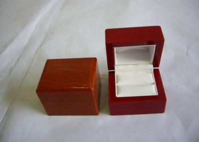 Chine Boîte à bijoux en bois de forces de défense principale de laque de cuisson de piano de place rouge avec l'utilisation intérieure de velours pour l'emballage de cadeau d'emballage d'anneau de mariage à vendre