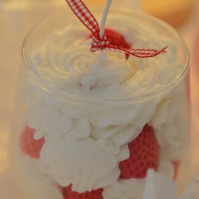 China Latest Simple Hot Selling Creativity Cream Strawberry Wick Fragrance Cute Souvenir Birthday Gift Wooden Candle for sale