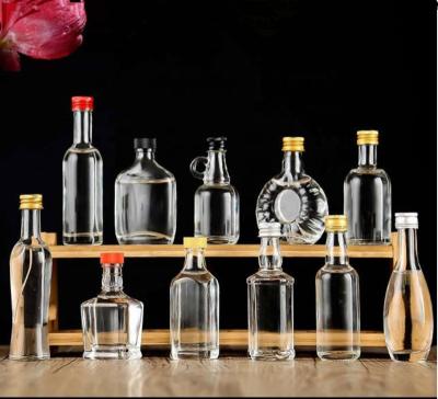 China 30ml 40ml 50ml 100ml Mini Small Sample Alcohol Juice Drinks Glass Wine Liquor Bottle with Screw Cap zu verkaufen