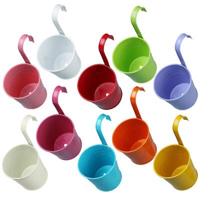 China 13Cm Modern Flower Pot Metal Iron Flower Pot Hanging Fence 10pcs Gauge Pack/ Balcony Hanging Pot With Detachable Hook for sale