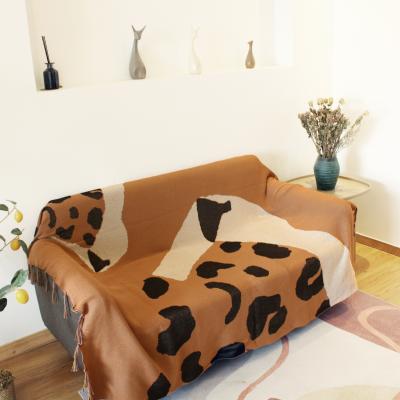 China New Design Anti-Pull Knit Animal Soft Cotton Leopard Chunky Knitted 100% Blankets For Decor for sale