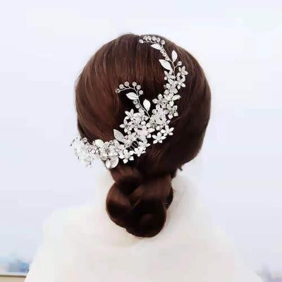 China Floral ALLOY Engagement Party Hair Comb and Crystal Bridal Hair Side Combs Silver Wedding Favors Accessories Women Headpiece for sale