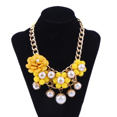 China European exaggerated jewelry casual/sporty fashion necklace for women flower big pearl necklace for sale