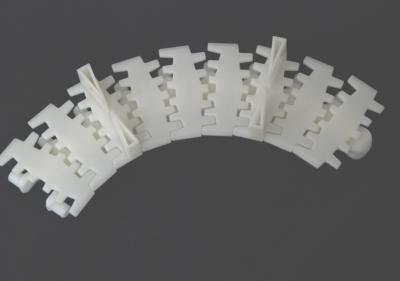 China Cadenas superiores planas flexibles de las cintas transportadoras LF83 con blanco del acetal del acetal de los materiales de los listones en venta