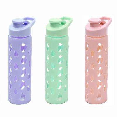 China Free Sample Beverage Custom 500ml Fruit Infuser Sports Glass Water Drinking Bottle With Silicone Sleeve for sale