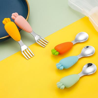 China BPA Free Portable Carrot Feeder Design Baby Food Feeding Supplies Silicone Feeding Set Spoon And Fork for sale