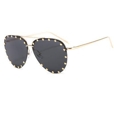 China Oversized Rimless Studded Rimless Studded Sun Glasses Fashion Metal Rivet Gradient Glass Sun Glasses Women Sun Glasses for sale