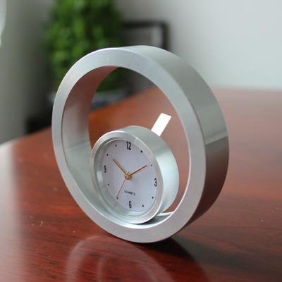 China High quality round standing silver desk clock modern design metal clock office table clock quartz clock for sale