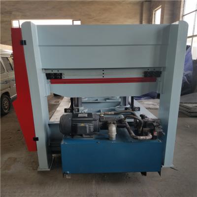 China Horizontal woodworking workers used hot press machine to press plywood and MDF door layers lamination for sale