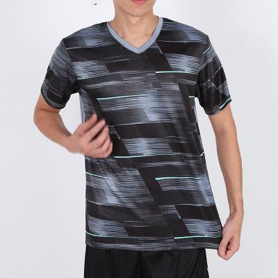 China Camiseta con cuello de pico para hombre modelada de la tela respirable 140gsm para el verano en venta