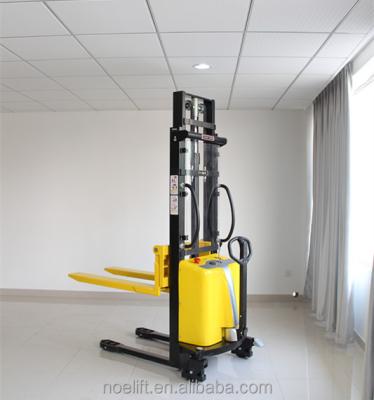 China Semi Electric Hotels 3000lbs Stacker With 12ft Lift Height à venda