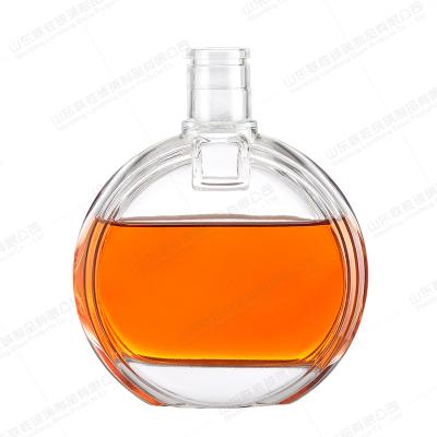 China Custom Logo Twisted Crystal Glass Liquor Whiskey Beverage Liquor Wine Bottle Glass Empty Glass Decanter Decanter With Cork for sale