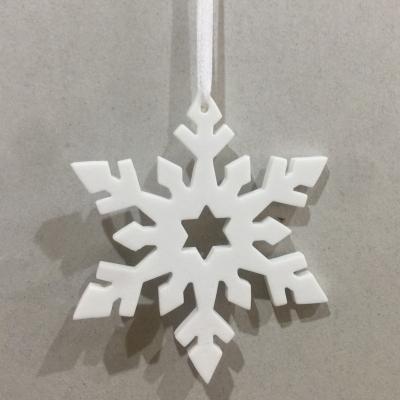 China 2022 Porcelain Christmas Ornament Series Porcelain Ornaments Gifts Round Snowflake for sale