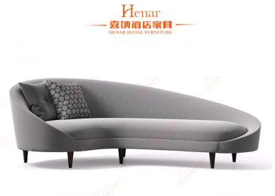 China Ikonenhafte würdevolle und elegante glatte Retro- Sofa-Möbel mit fester Rückseite zu verkaufen