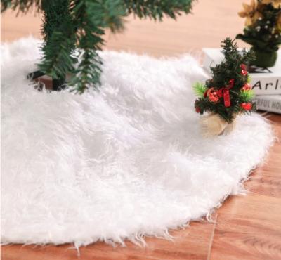 China Polyester Flushing Long Faux Fur Snow White Christmas Tree Skirt For Decorations for sale