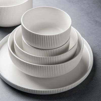 China Viable Nordic Style Ceramic Dinnerware Set Rolls and Plates Western Style White Dinnerware Porcelain Luxury Dinner Set Te koop