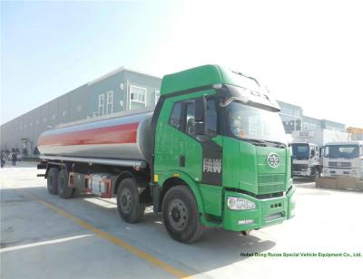 Cina Camion di trasporto del combustibile di FAW J6 per petrolio greggio/la lubrificazione della consegna 28000L -30000L di Oi in vendita