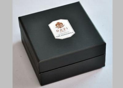 China Cajas de regalo rígidas de lujo negras con el logotipo grabado en relieve, caja de empaquetado impresa única del regalo de la cartulina en venta