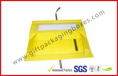 China Cajas de empaquetado modificadas para requisitos particulares amarillo plegable del regalo con la ventana grande, caja de regalo plana magnética del embalaje en venta