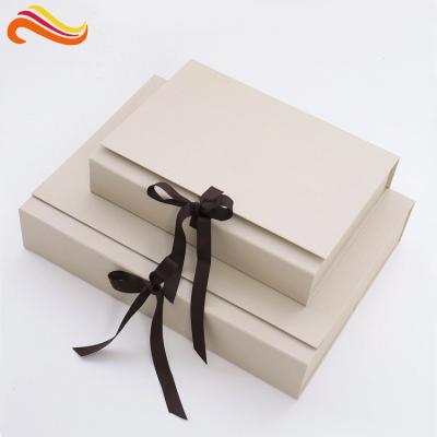 China Apparel 16x16x2.5cm Cardboard Paper Packaging Box With Ribbon for sale