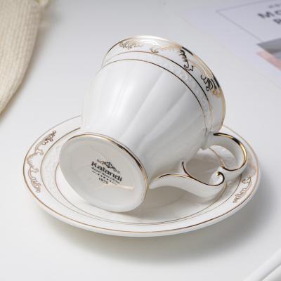 China Viable Wholesale High Quality White Hot Selling Gift Porcelain Tea Cups Current Tea Cups Bamboo Lid Vintage Ceramic Mug With Lid for sale