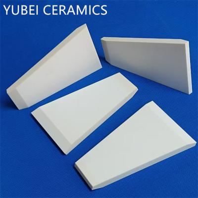 Cina Piastre in ceramica di allumina trapezoidale personalizzate Schede in ceramica resistenti alla corrosione in vendita