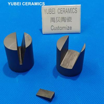 中国 Smooth Surface Finish Silicon Carbide Ceramic Base With 380 MPa Bending Strength 販売のため