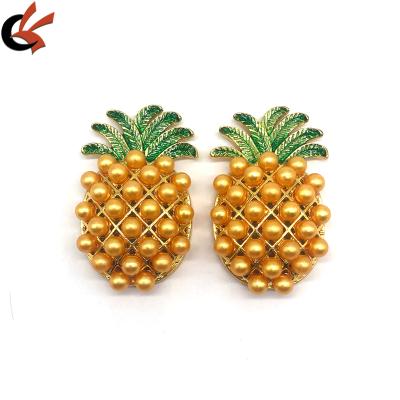 China Crystal Fashion Jewelry Brooch Yellow Gold Beads With Enamel Gold Plating Alloy Brooch Fruit Pineapple Green Brooch for sale