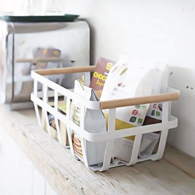 Chine Living Home Decorative Kitchen Bathroom Food Organizer Rectangular White Metal Wire Storage Basket With Wooden Handles à vendre