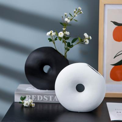 China Matte Ceramic Hot Selling Creative Design Donut Vase For Home Decor Vase Table Decorative Ceramic Filler Flower Shelf Collectibles for sale