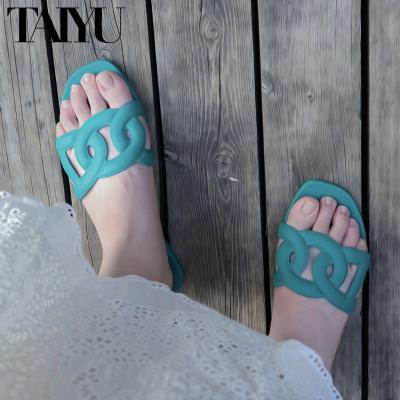 China 2022 latest fashion trend women summer slippers freeze sandals wear soft comfortable flat bottom one band beach sandals beach fashion sandals for sale