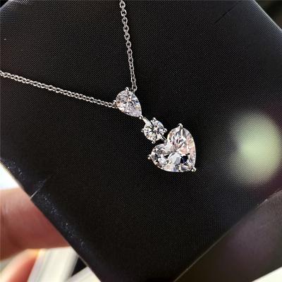 China FASHIONABLE Aimgal S925 Sterling Silver Diamond Love Heart Shaped Diamond Necklace Pendant 2 Carat Gold Plated for sale