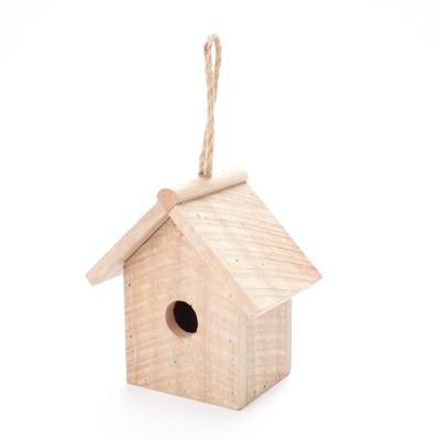 China Naturally Viable Insect Decompose Heavy Duty Premium Cedar Material Easy Clean Proper Air Ventilation Hanging Outdoor Wooden Bird House for sale