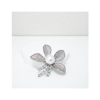 China PEARL Brooch Pearl Flower Shape Brooch Luxury For Women for sale