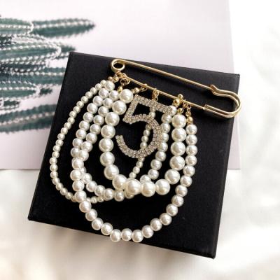 China Classy Brooch Pin Silk Scarf Buckle Crystal Wedding Brooch Pearl Cute NEW ALLOY pearl rhinestone 5 brooch pin for sale