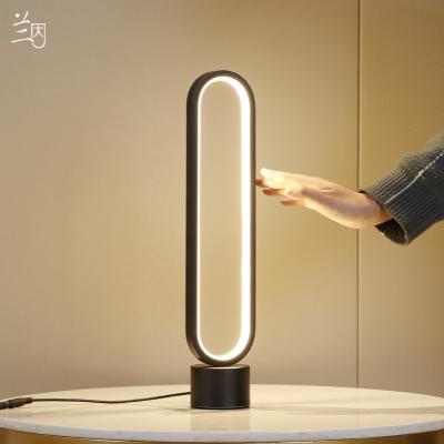 China Modern black and white touch control table lamp for hotel for sale