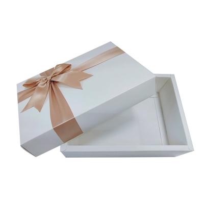 China Recycled Materials Card White Bridesmaid Boxes Paper Box Manufacturers Wedding Favors Bridesmaid Paper Gift Box for sale