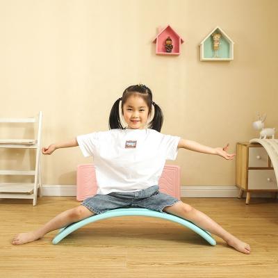 China Custom Full Body Fitness Exercise Wooden Plastic Curvy Yoga Felt Fitness Training Shimmy Balance Board For Kids Montessori for sale