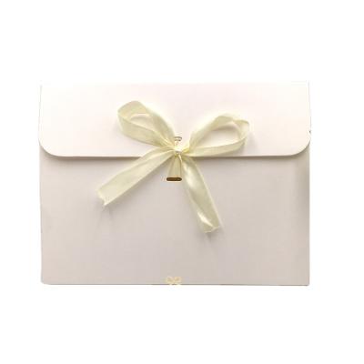 China Recyclable Gift Wrap Bag Gift Wrapping Bag Customized Gift Bags for sale