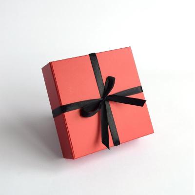 China Black Red Recyclable Luxury Wedding Magnetic Paper Folding Favor Packaging Folding Closure Gift Boxes for sale